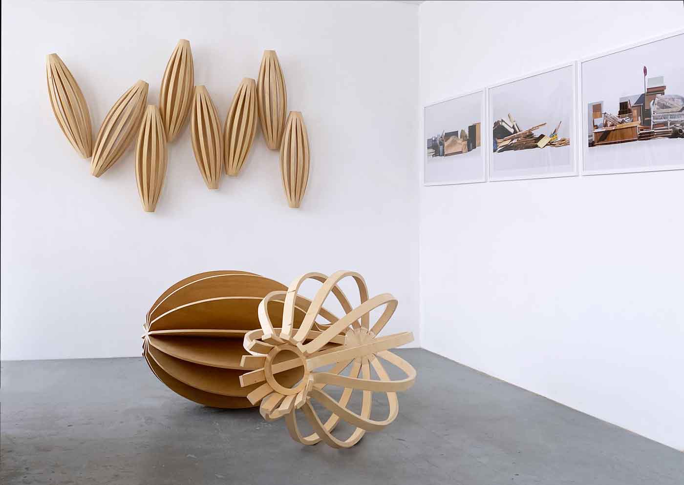 Christian Voigt Ausstellungsansicht Atelier mit Fotos und Holz-Objekten